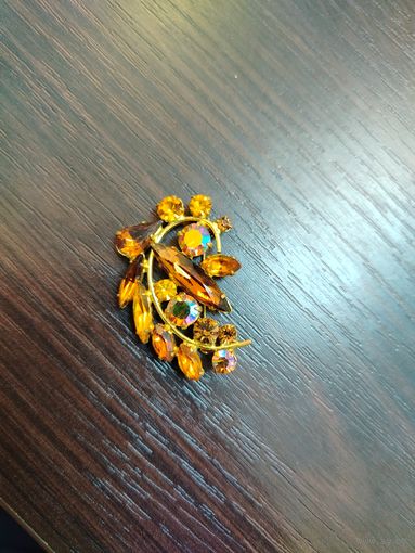 Винтажная брошь в виде цветочной ветки , украшена янтарного цвета кристаллами и камнями с эффектом Aurora Borealis (северное сияние ) в хорошем состоянии без потерь камешков и с защелкой рабочей