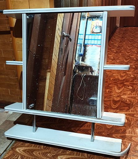 Шкафчик в ванную с зеркалом. Полки, шкаф, ванна