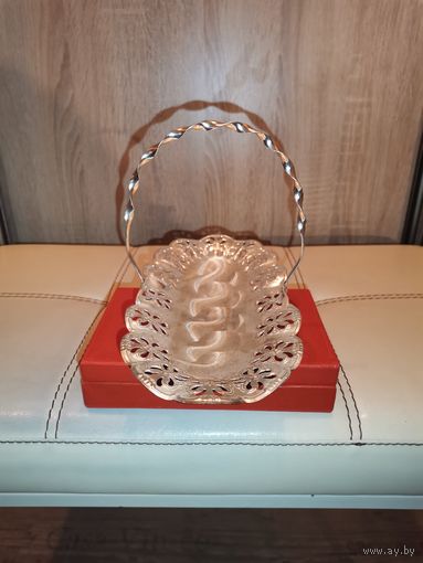 Металлическая корзинка с ажурным краем, размер 23*11 см.