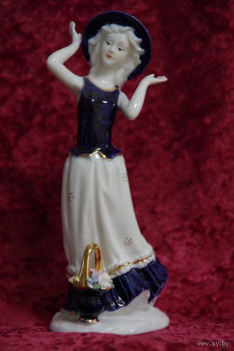 Статуэтка фарфоровая  21 ,5 см