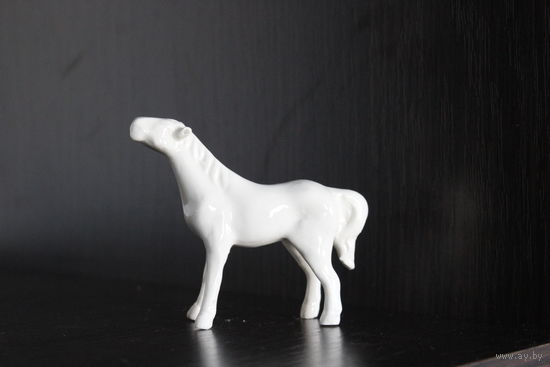 Фарфоровая статуэтка "Лошадь".