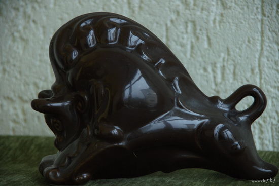 Статуэтка фарфоровая  " Зубр "  большой  ( высота 15 см , длинна 20 см )  целая