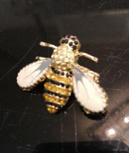 Симпатичные новые броши - муха и пчела, недорого