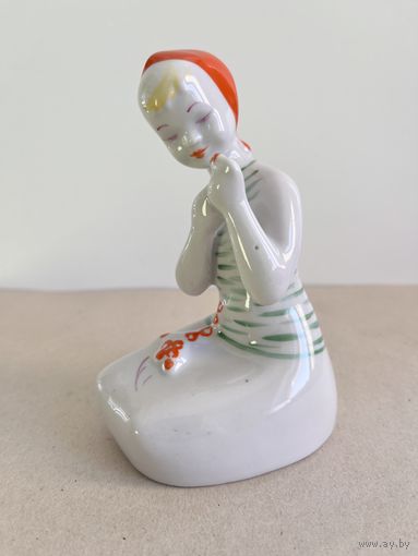 СТАТУЭТКА ФАРФОРОВАЯ " ЯГОДКА ". 13*7,5*8,5 СМ. МИНСКИЙ ФФЗ. СМ.КЛЕЙМО , ФОТО И ОПИСАНИЕ.