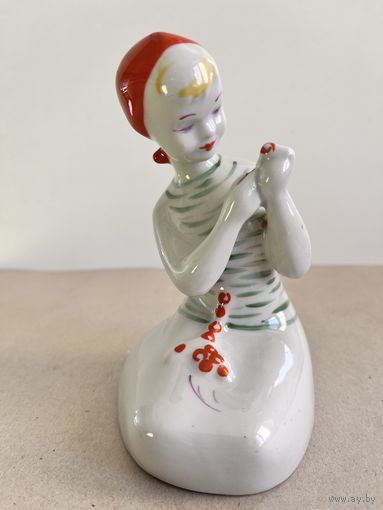 СТАТУЭТКА ФАРФОРОВАЯ " ЯГОДКА ". 13*7,5*8,5 СМ. МИНСКИЙ ФФЗ. СМ.КЛЕЙМО , ФОТО И ОПИСАНИЕ.