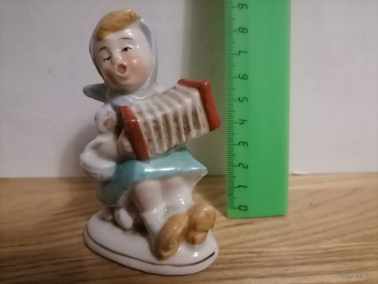 Статуэтка Девочка с корзинкой играет на гармони. Германия