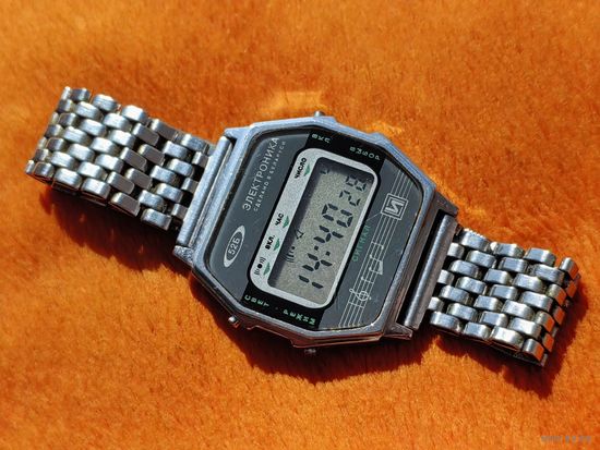 Электронные часы. Электроника 52Б, браслет в подарок. Торг есть.