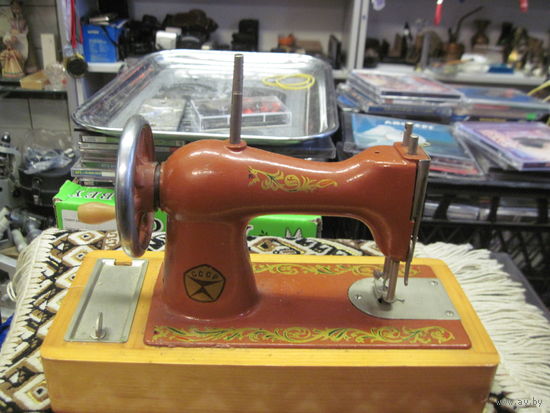 Детская швейная машинка советская.