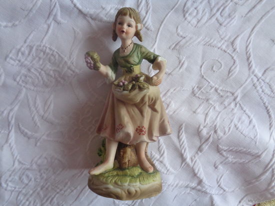 Девочка-цветочница. Гипс? Европа. с 10 руб.