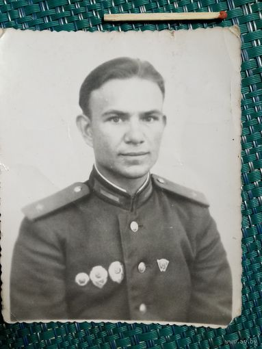 Фотография. Воин с двумя знаками ОТЛИЧНЫЙ.., спортсмен-разрядник, комсомолец.