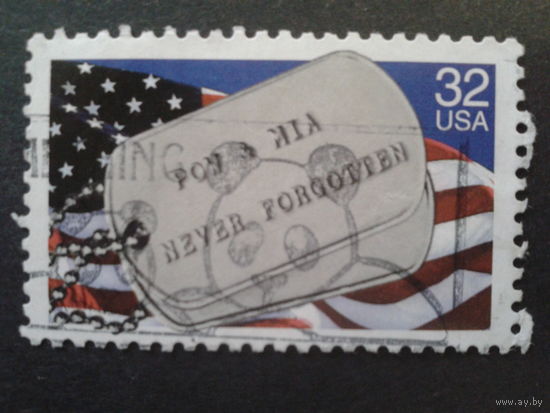 США 1995 военные жетоны на фоне флага