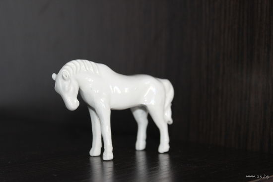 Фарфоровая статуэтка "Лошадь".