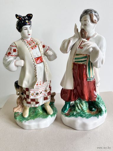 СТАТУЭТКА ФАРФОРОВАЯ  "ОДАРКА B И КАРАСЬ". БОЛЬШИЕ. РАЗМЕР - 25*12*10 СМ. 1976-1991 ГОДА. КИЕВ. КЭКХЗ. УКРАИНА. ПРОДАЮТСЯ ПАРОЙ- 2 ШТУКИ. СМ.ФОТО И ОПИСАНИЕ.