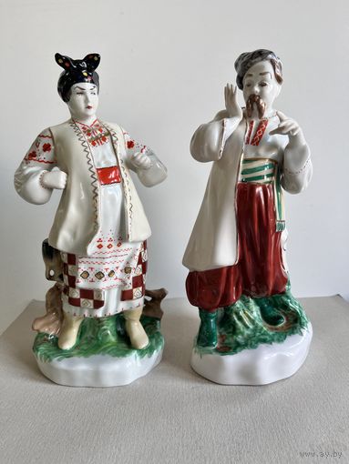 СТАТУЭТКА ФАРФОРОВАЯ  "ОДАРКА И КАРАСЬ". БОЛЬШИЕ. РАЗМЕР - 25*12*10 СМ. 1976-1991 ГОДА. КИЕВ. КЭКХЗ. УКРАИНА. ПРОДАЮТСЯ ПАРОЙ- 2 ШТУКИ. СМ.ФОТО И ОПИСАНИЕ.