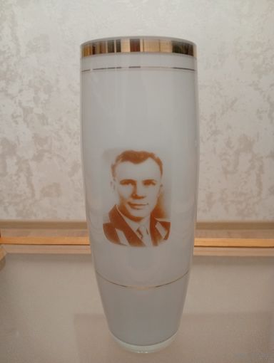 Ваза Юрий Гагарин СССР молочное стекло