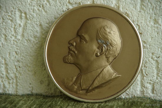 Барельеф Ленин