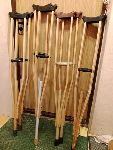 Костыли, новые 3 пары, 1 пара (справа) б/у