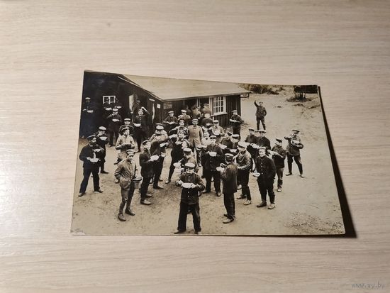 Почтовая карточка, фотография военнослужащих во время обеда, до 1917 года.