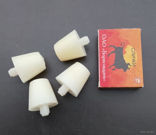 СССР: ножки для радио, радиолы, телевизора (общая длина 3,1 см, пластик). Комплект.