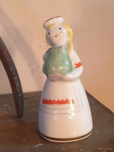 Статуэтка девочка с кувшином, Рига, редкость