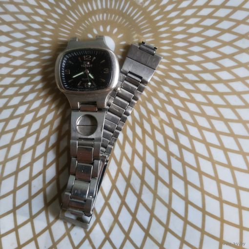 Часы наручные  с браслетом.Состояние на скане. В коллекцию,ремонт,на запчасти.