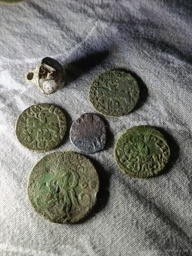 Монеты 1600-1700 годов и пуговка гирька