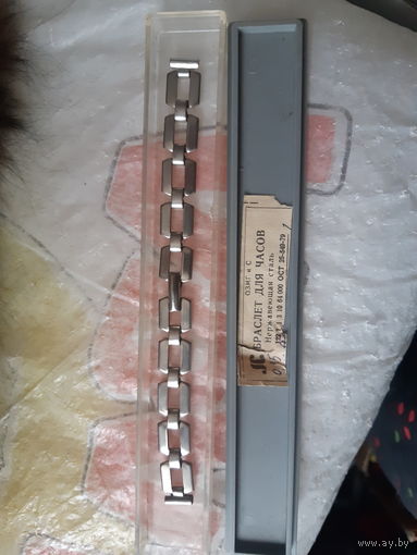 Браслет для часов в футляре, этикетка, ценник.