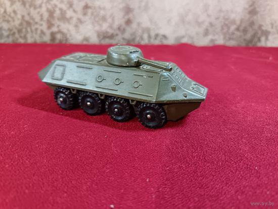 С рубля без мц. моделька бронетранспортера, металл. 12х4.3х4.3см.