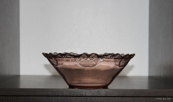 Стеклянная, винтажная салатница из розового стекла с фигурным краем, клеймо.