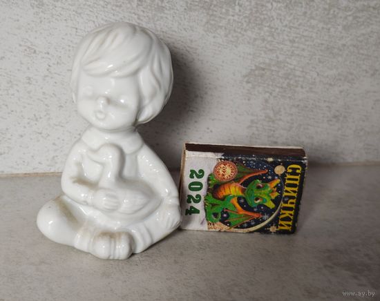 Статуэтка мальчик с уткой