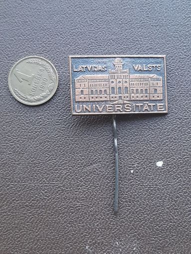Значок тяжелый. Латвийский университет