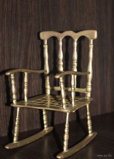 Латунное, миниатюрное, декоративное кресло-качалка.