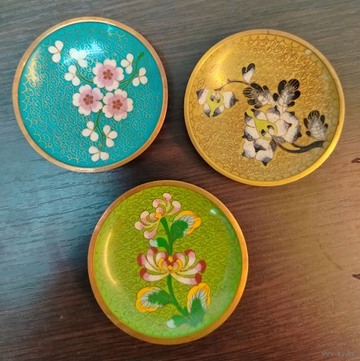 Винтажный набор тарелок клуазоне блюдце латунь эмаль 9.2 см набор из 3х штук . 1950-1980 год