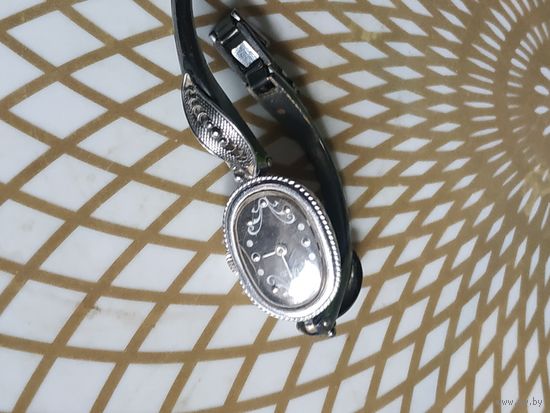 Часы наручные Луч с браслетом,тикают.  В коллекцию,ремонт,на запчасти.Состояние на скане.