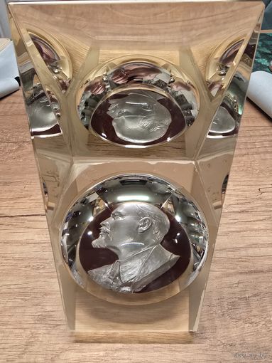 Настольный сувенир В. И. Ленин