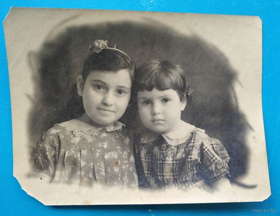 Фото двух девочек. 1947 г. 8х12 см