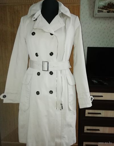 Очень добротный красивый фирменный плащ молочного цвета, многофункциональный (пуговицы, молния), что позволяет менять размер44-46, 42.Держит форму, 100coton плотный держит тепло, пре