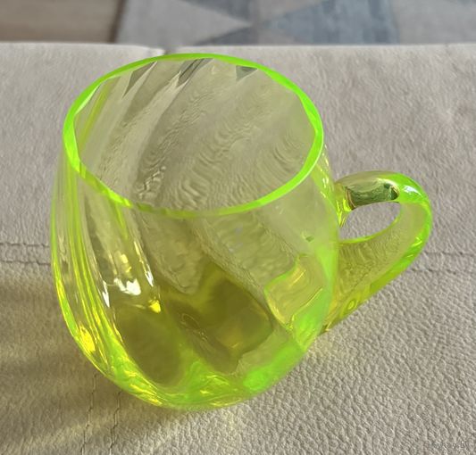 Кружка из уранового стекла . Производство Чехия