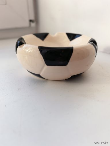 Пепельница. Футбольный мяч.