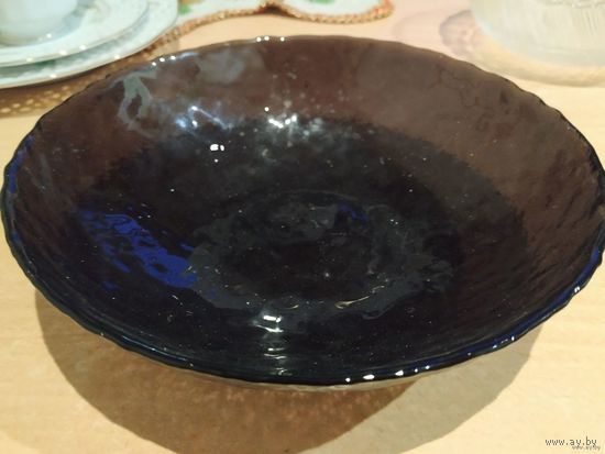 Салатник из темного стекла