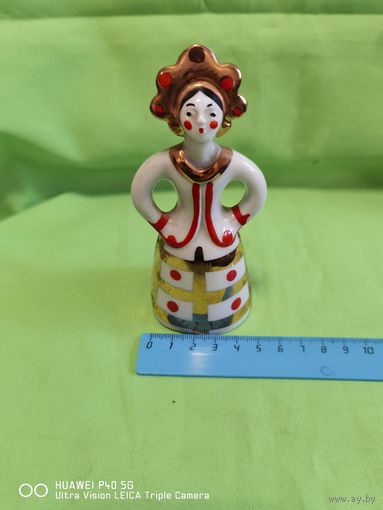 Статуэтка фарфоровая девушка в кокошнике Есть скольчик самая привлекательная цена трёхдневный аукцион