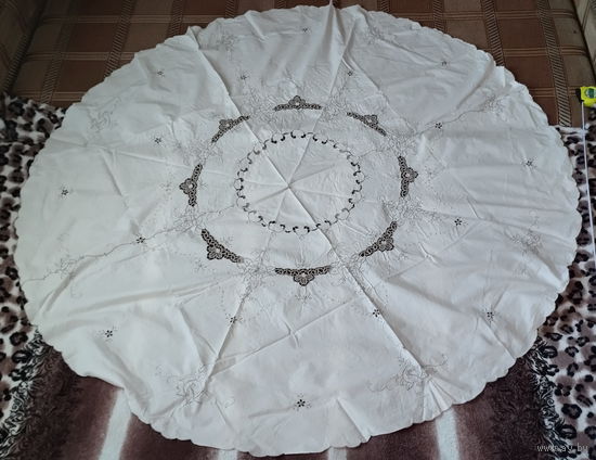 Утонченная винтажная скатерть Ришелье для круглого стола Друзей.