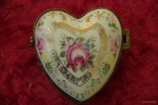 Шкатулка  фарфоровая  (  6 см х 6 см )