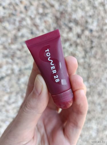 Миниверсия увлажняющего оттеночного бальзама для губ Tower 28 LipSoftie Tinted Lip Treatment 5 gr в оттенке Ube Vanilla (sheer burgundy)