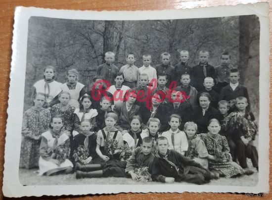 1952 Пионеры 6 класс на природе с учителем