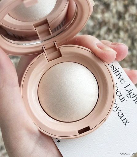 Хайлайтер Rare Beauty Positive Light Silky Touch Highlighter в оттенке Enlighten