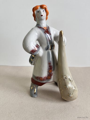 СТАТУЭТКА ФАРФОРОВАЯ " КАТИГОРОШЕК. ПОКАТИГОРОШЕК С БУЛАВОЙ. ". НЕЧАСТАЯ РОСПИСЬ С ПОЗОЛОТОЙ ! 19*9*9 СМ. ПОЛОННОЕ. СМ.ФОТО, КЛЕЙМО И ОПИСАНИЕ.