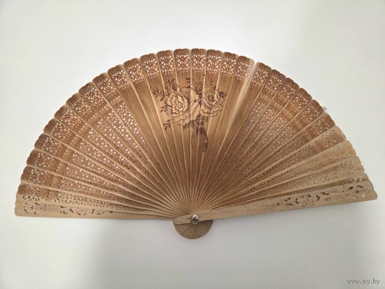 Винтажный резной веер из сандалового дерева, Испания 1994 г.