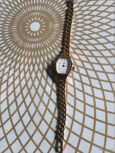 Часы наручные Луч с браслетом,тикают.  В коллекцию,ремонт,на запчасти.Состояние на скане.