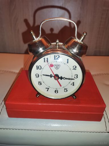 Механический будильник "Ритм", рабочий, высота 13 см., хорошее состояние.